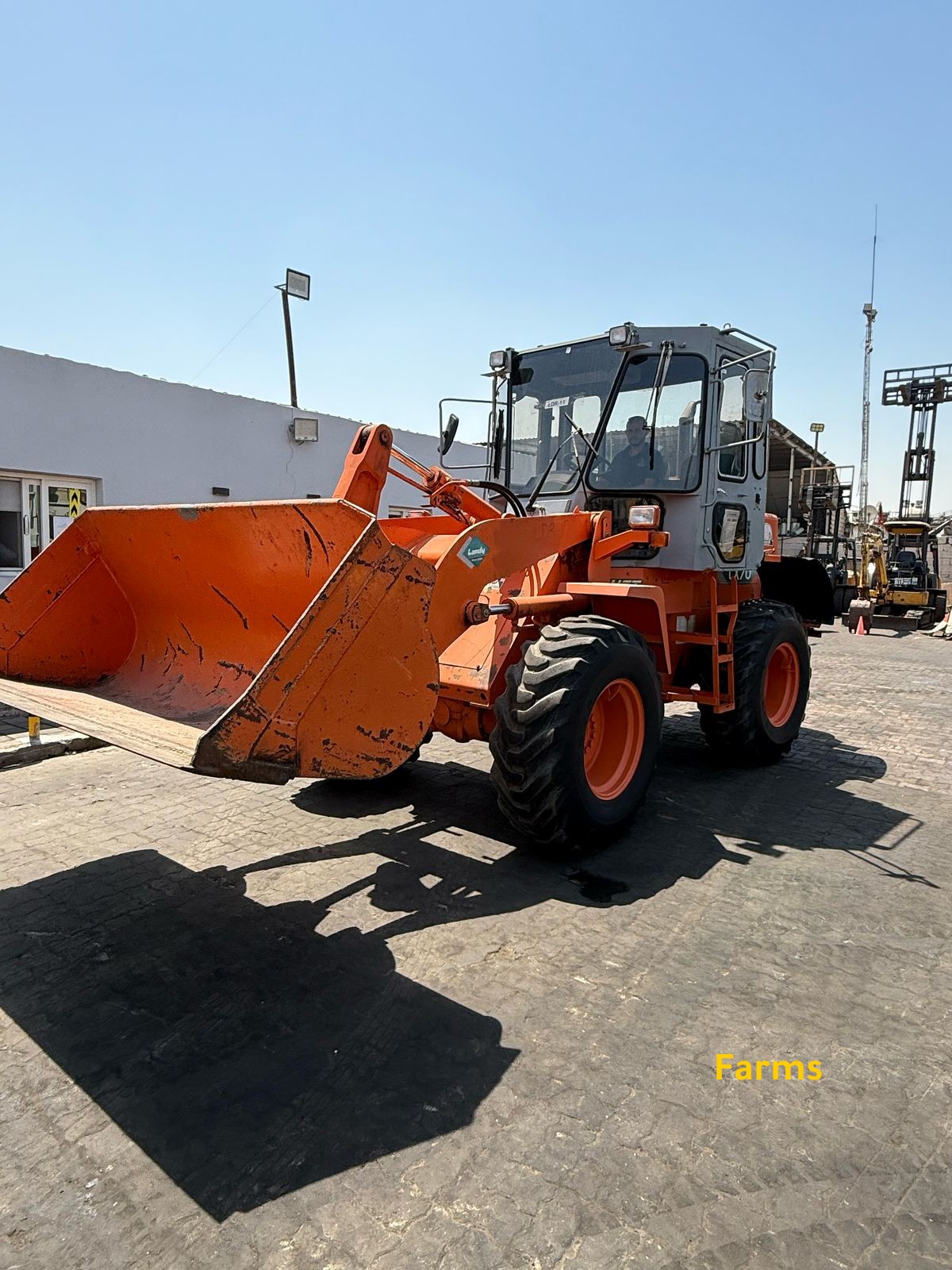 🚜 لودر هيتاشي LX70 – وارد اليابان مباشرة